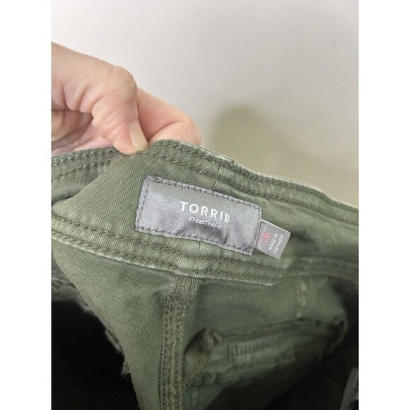Torrid Plus Aviator Crop twill olive green Capri pants Pockets Size 10 - Picture 14 of 15